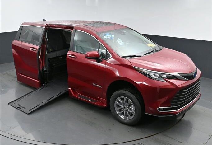 
								Toyota Sienna XLE RS221517 full									