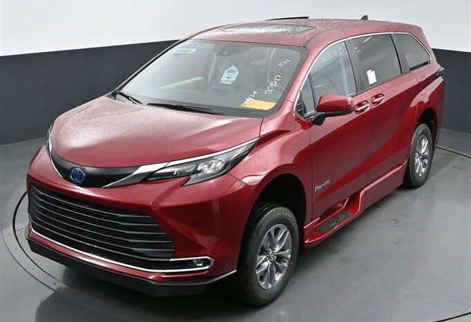 
								Toyota Sienna XLE RS221517 full									