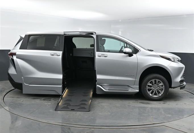 
								Toyota Sienna XLE SS238467 full									