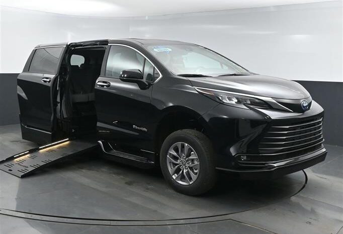 
								Toyota Sienna XLE SS238727 full									