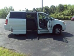 
										2010 Chrysler Town and Country full									