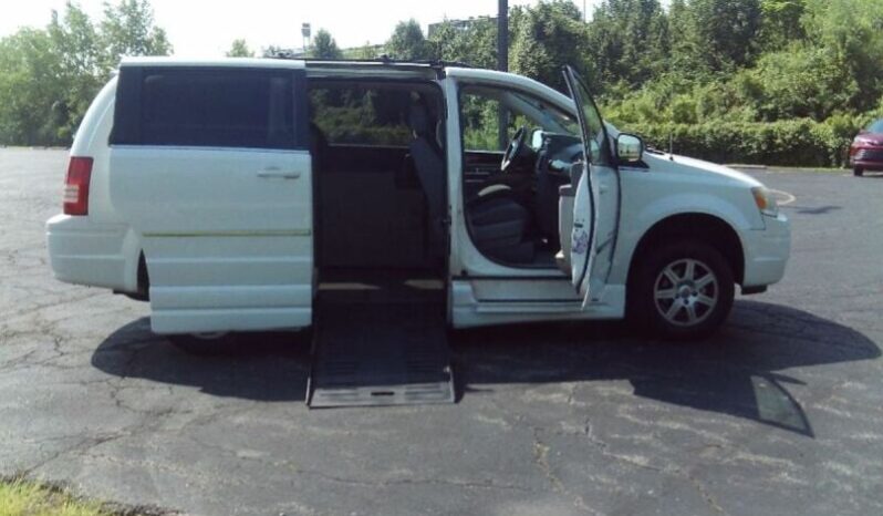 
								2010 Chrysler Town and Country full									
